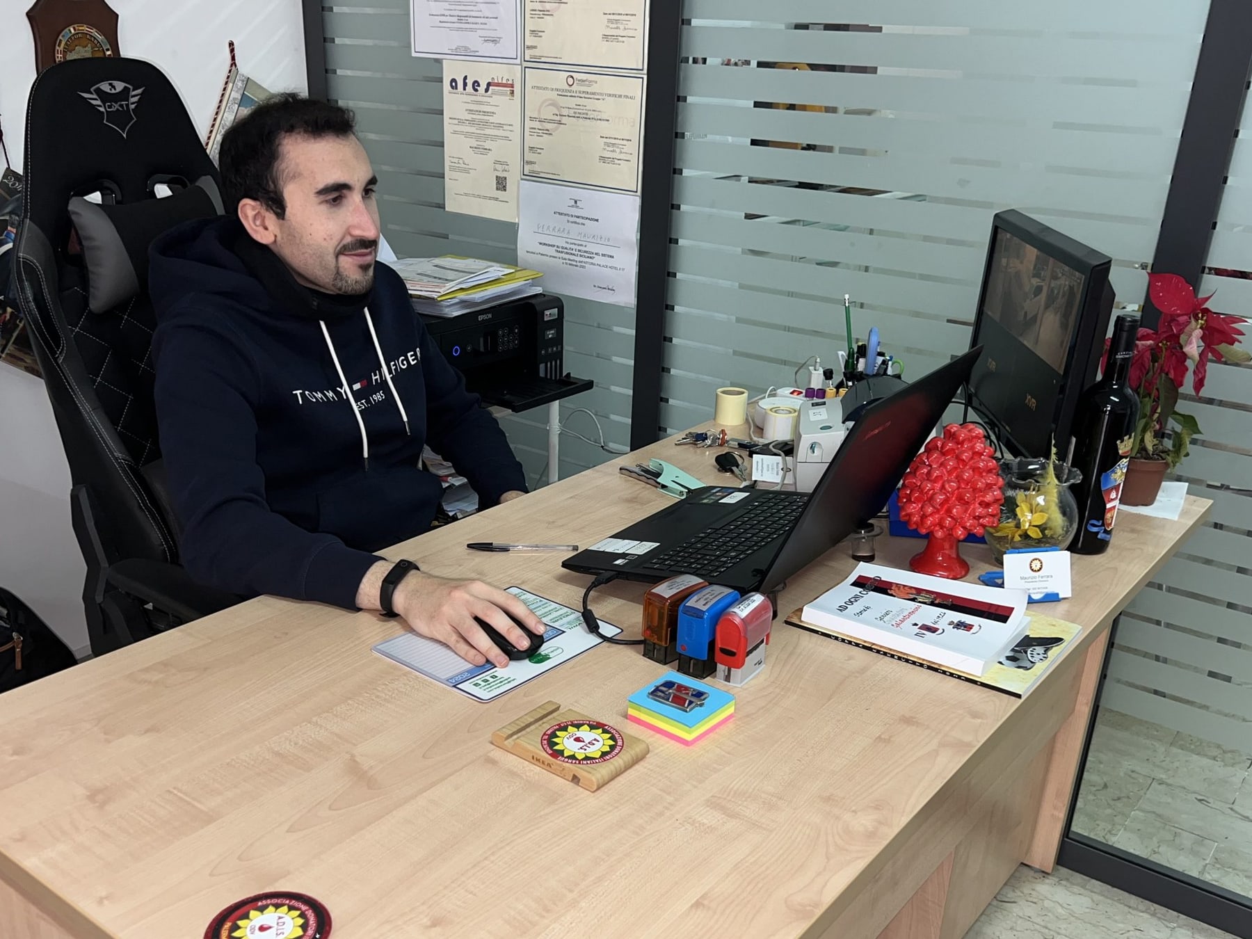 La sede dell’associazione, con la scrivania dell’ufficio e lo stemma ADIS appoggiato sul piano